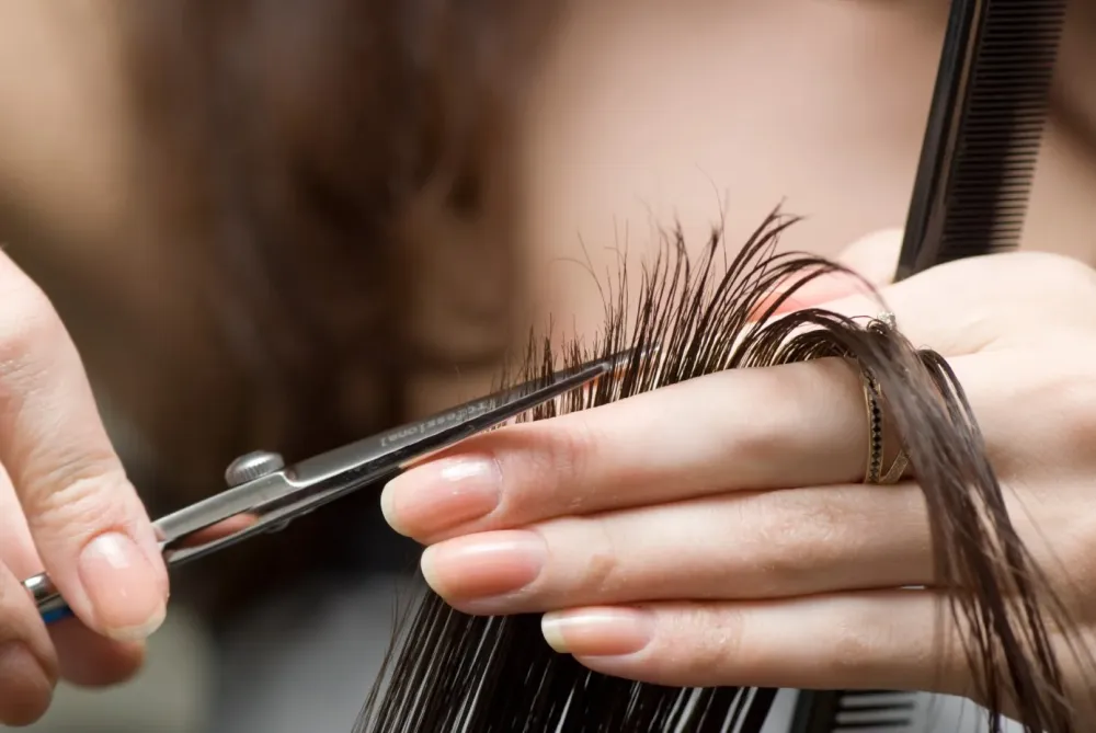 coupe-cheveux-ciseaux-mains