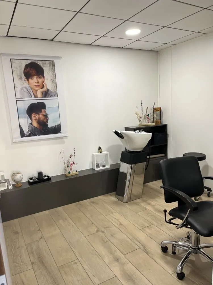 salon-coiffure-lavabo-chaise