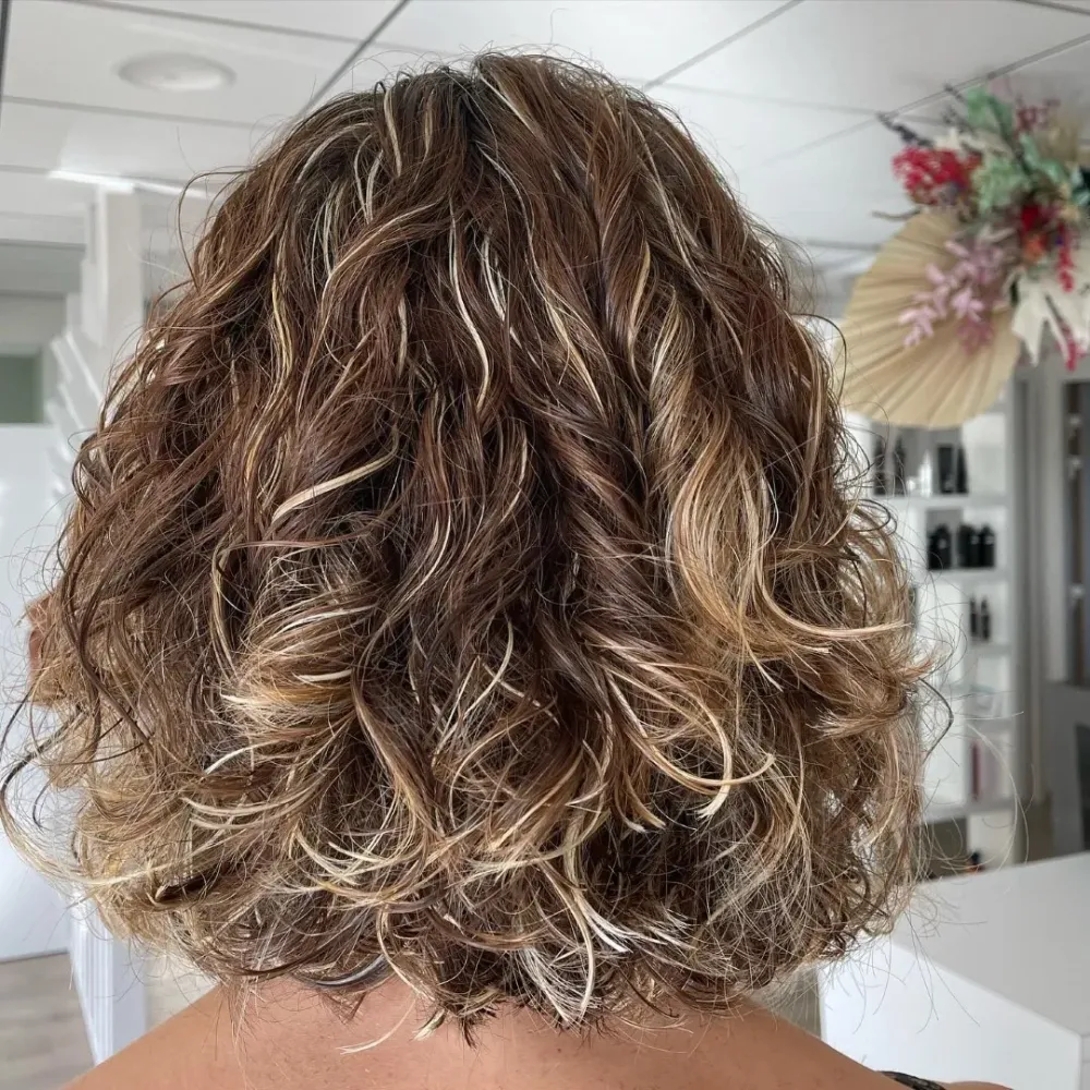 Coupe-femme-boucles-blondes