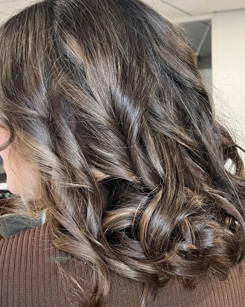 Coupe-femme-boucles-brune